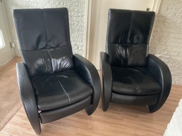 Gratis twee zwarte leren fauteuils, stoelen