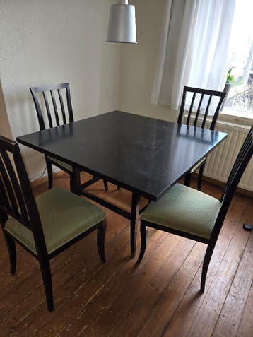 eettafel en stoelen