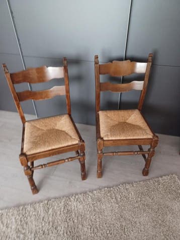 2 eiken stoelen met rieten zitting. Gratis afhalen