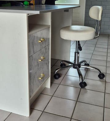 Gebruikt bureautje met kruk - ideaal voor kleine ruimtes