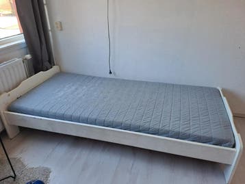 Eenpersoonsbed met lattenbodem en matras