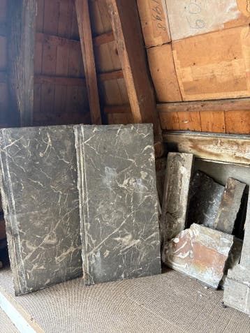 Antiek marmer onderdelen van een schouw (Gratis)