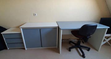Gratis - Bureau met kast en ladekast