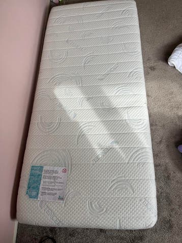 2 goed uitziende eenpersoons matrassen GRATIS afhalen
