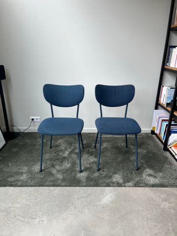 Twee blauwe stoelen