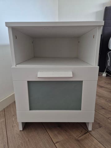 Wit nachtkastje met lade