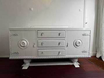 Dressoir met sierlijke details