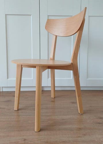 Free/Gratis chairs. Need repairs.