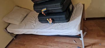 Diverse items oa bedden en kasten