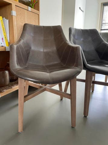 Set van 6 kunstleren eetkamerstoelen. GRATIS