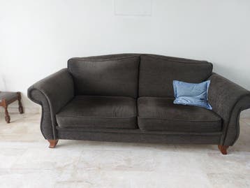 Gratis bankstel  + kast en stoelen