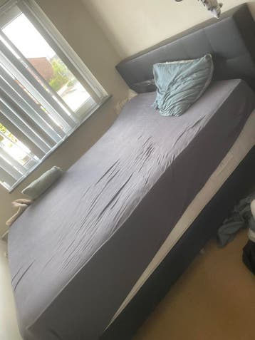 Tweepersoonsbed met hoofdbord - Gratis bed