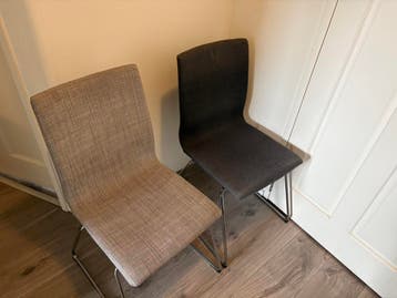 7 ikea eetkamerstoelen, 2 antraciet, 5 lichtgrijs