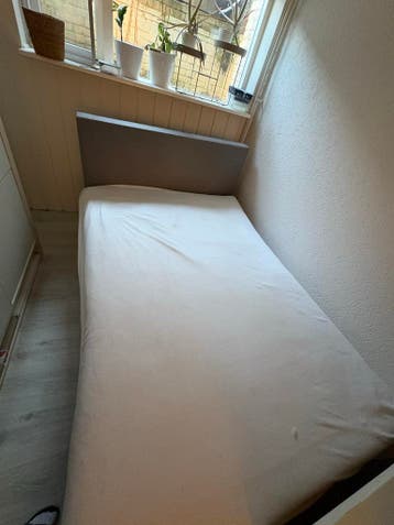 GRATIS Bed met hoofdbord en matras (140x200)