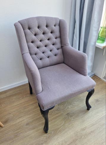 Comfortabele fauteuil met knoopdetails