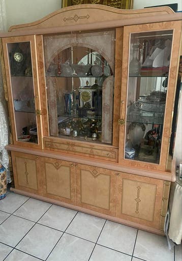 Vitrinekast met glazen deuren en planken