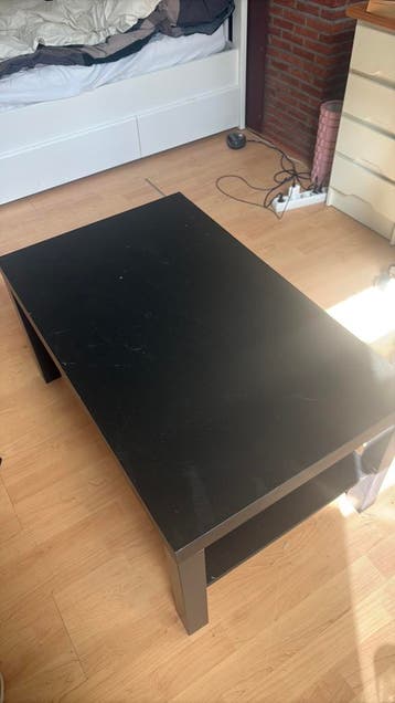 GRATIS Zwarte ikea tafel, lichte beschadigingen