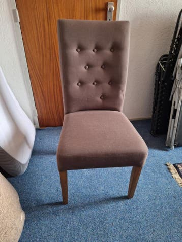 GRATIS 5 BRUINE STOELEN