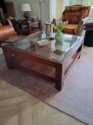 Massieve salontafel met geslepen glasplaat