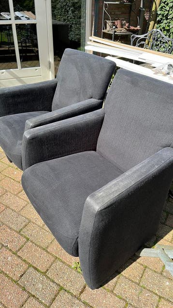 2 zwarte stoelen. Gratis