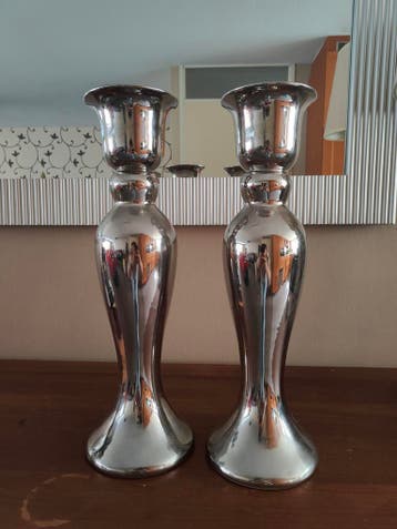 Twee zilverkleurige kandelaars