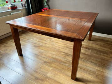 Houten eetkamertafel