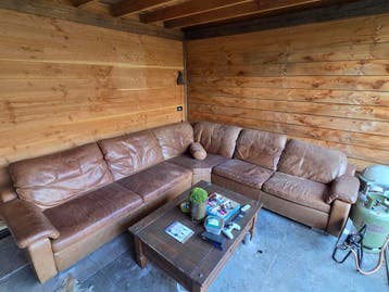 Leren bank 3.20 x 3 meter gebruikt in overkapping.