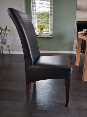 Vier eetkamer stoelen