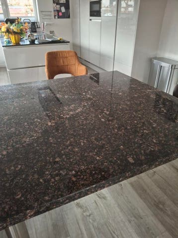 Gratis eetkamertafel natuursteen met roestvrijstaal.