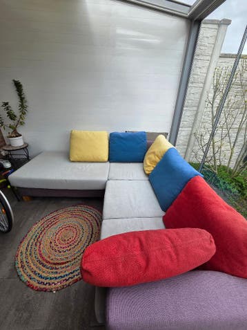 Lichtgrijze Hoekbank met Gekleurde Kussens