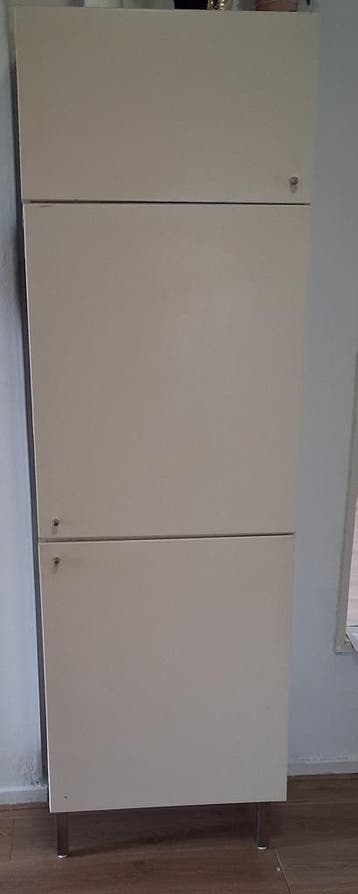 Witte opbergkast met 3 deuren en poten