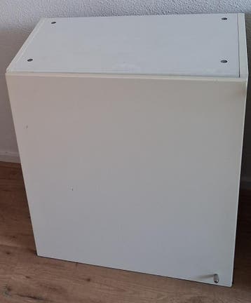 Witte kast met planken en deur