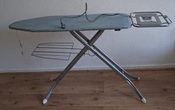 Strijkplank met snoerhouder en strijkijzerhouder
