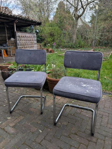 Twee stoelen met chromen frame en stoffen bekleding