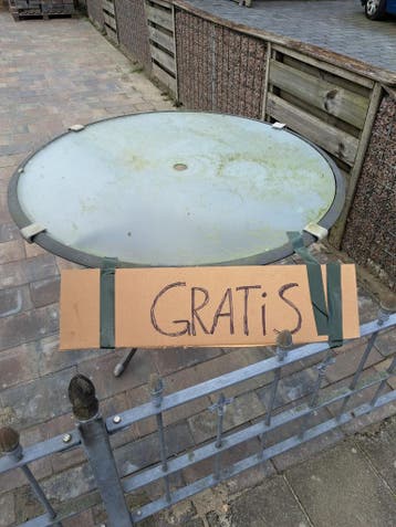 Gratis ronde glazen tafel