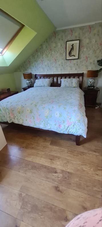 Houten tweepersoonsbed met electrische schijvenbodem