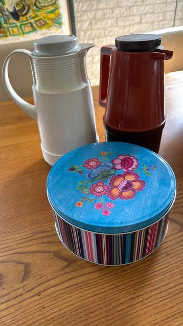 2 thermoskannen en een koekjestrommel