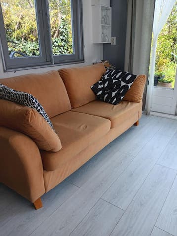 Te koop. 2 persoon bankje. Kleur geel. Goede conditie.