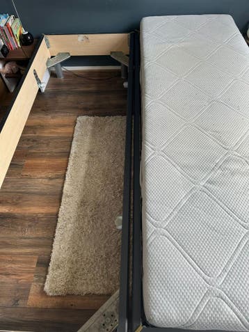 Gratis! 2 bedframes met lattenbodem en 1 matras. Beide 70 x