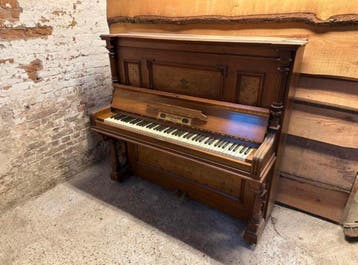 Gratis: Oude piano (kroeg of café decoratie)