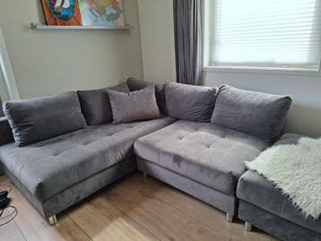 Gratis!! Grijze hoekbank met gebruikerssporen