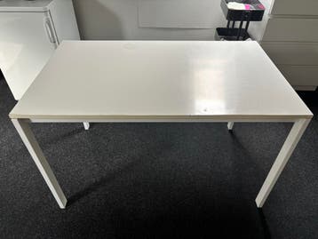 Witte tafel met 4 poten, gratis mee te nemen