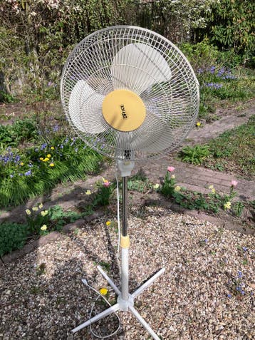 Witte statiefventilator