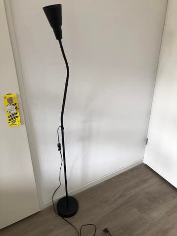 Zwarte vloerlamp met stekker en schakelaar