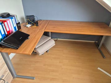 Gratis stevig hoekbureau