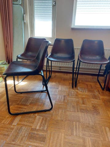 Gratis afhalen. 4 huiskamerstoelen met tuiglederen zitting
