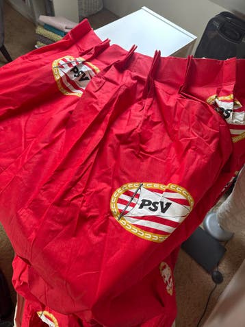 Kamerhoge PSV gordijnen - rood met logo GRATIS