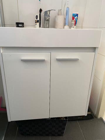 Gratis badkamer meubel met spiegelkast en kraan