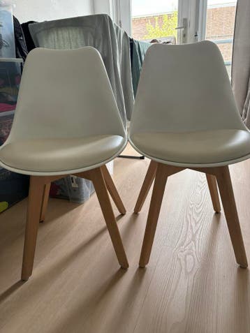 2 eetkamerstoelen