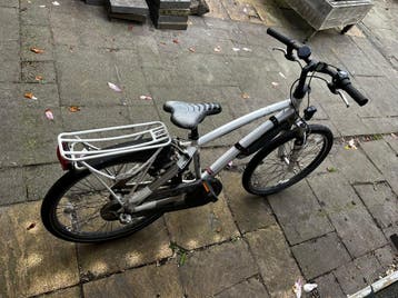Stevige jongensfiets - Wit met bagagedrager